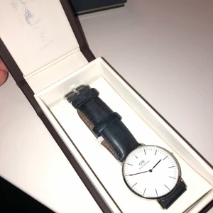 Daniel wellington klocka - En äkta daniel welington klocka med läder band och silver. Väll använd och ganska slitet band men inga större skador