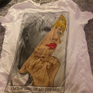 As cool tröja  - Säljer denna fina tröjan från Zara som jag andvänt 2-3 gånger, inte direkt min stil så därför säljer jag den! Jätte cool! Lite skrynklig för legat i min byrå men kan stryckas innan den skickas iväg isåfall om man vill det! Köparen står för frakt 