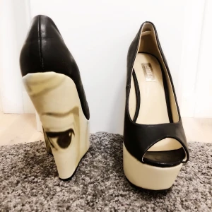 Klackskor - Jätte fina och unika klack i storlek 37. Använda en gång. Skorna är väldigt bekväma att gå i. Har lite slitningar inne i skon men det är inget som man märker tydligt 