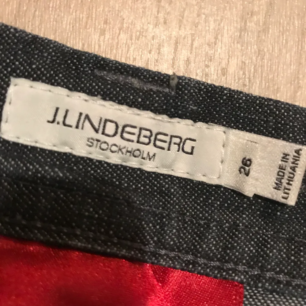Low waisted bootcut jeans från J.Lindegren. Köpta på Sellpy, jag tycker de är i nyskick. Säljer då de inte passade mig. De är mörkblåa. Jeans & Byxor.