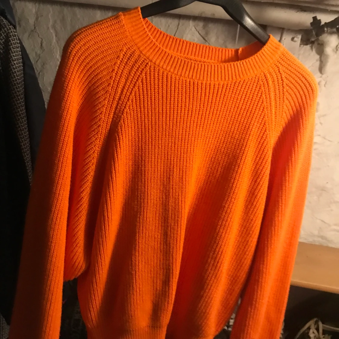 Orange stickad tröja