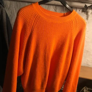Orange stickad tröja - Mjuk för vara stickad! Från bikbok:)