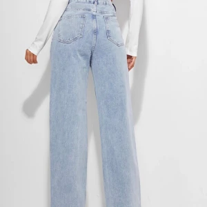 Mom Jeans i S - Helt oanvända jeans från Shein, ligger fortfarande i paketet. Finns beställnings bekräftelse och kvitto. Storlek S, väldigt fin passform och får kroppen att se väldigt fin ut. Kan mötas upp i Gbg eller skickas med post. Vid seriösa köpare, kan jag gå ner i pris. 