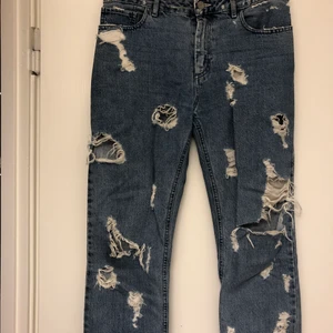 Jeans Acne, Pop Trash s36 - Acnes klassiska modell "Pop Trash" i storlek 36. En boyfriend-fit som sitter rätt oversize med något kortare ben. Använda men i mycket gott skick. Ordinarie pris runt 2500kr. Pris: 450kr.