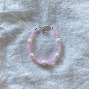 Isabelle Armband - Här är Isabelle och armbandet från hennes kollektion i favoritfärgen rosa!!💗 Isabelle älskar tyllkjolar och rosetter, speciellt i färgen rosa. Hon gillar också att dansa och brottas🧸 20% av varje produkts vinst går till Barncancerfonden🎗 Kolla in våra andra kollektioner!