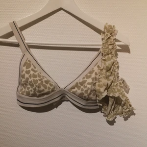 Bikini från Love Stories - Bikini från Love stories, överdel och underdel i storlek 3, vilket jag tycker motsvarar M. 