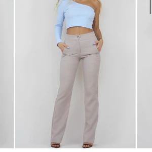 Ljusa kostymbyxor  - Helt nya kostymbyxor från venderbys. Storlek M ganska liten i storleken. Aldrig använt då dom va försmå för mig. Köpte dom för 525 kr. Priset kan diskuteras