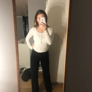 Långärmad tröja - Vit långärmad tröja från abercrombie and fitch 🥰 storlek S