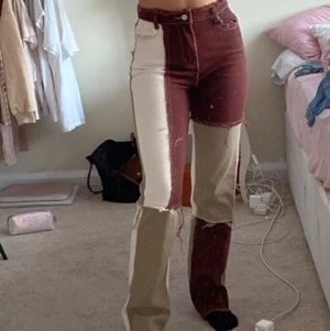 jeans - Super trendiga Jaded London liknande jeans från Shein som är helt slutsålda på hemsidan. 🤎 Dem är endast testade och säljer på grund av att tycker inte dem passar min stil. (HÖGSTA BUDET 380kr + frakt) buda järna i kommentarerna eller skriv till mig privat för mer information💕 Budgivningen avslutas torsdag 7/1🤍