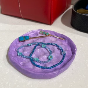 Fat💜 - Ett litet fat som kan användas till smycken eller andra små saker och ting. På bilden har jag lagt små hårspännen och även två st armband som vi även kommer sälja😉 Fatet är lite texturerat💜 frakt ingår inte i priset. 