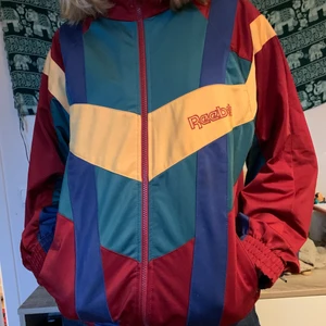 Reebok jacka - En retro Reebok track jacket som tyvärr inte kommer till användning. Den är i väldigt gott skick och verkligen jätteskön.<3