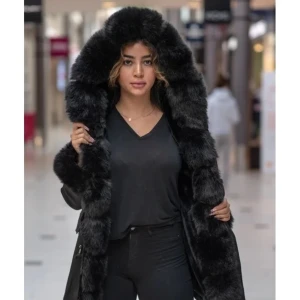 Jacka  - Egna bilder kan fås. Den är i storlek S (passar nån som bär XS också) använd i bra skick. Det är inte äkta päls 