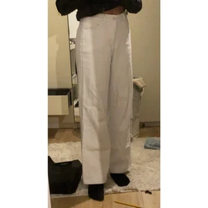 Vita vida jeans - Från SHEIN, strl 38/ medium, dragkedjan är lite b men funkar ändå perfekt, materialet är lite udda men skit snygga ändå, jag är ca 175cm ifall ni vill jämföra. 