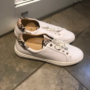 Oanvända skor från hm - Snygga skor från hm med snakeskin o guld detaljer