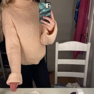 Stickad rosa polo tröja  - Hej säljer min jätte fina knappt använda stickade polo tröja. St S från NA-KD. Säljer på grund av att den inte kommer till användning. Har inga skador eller fläckar