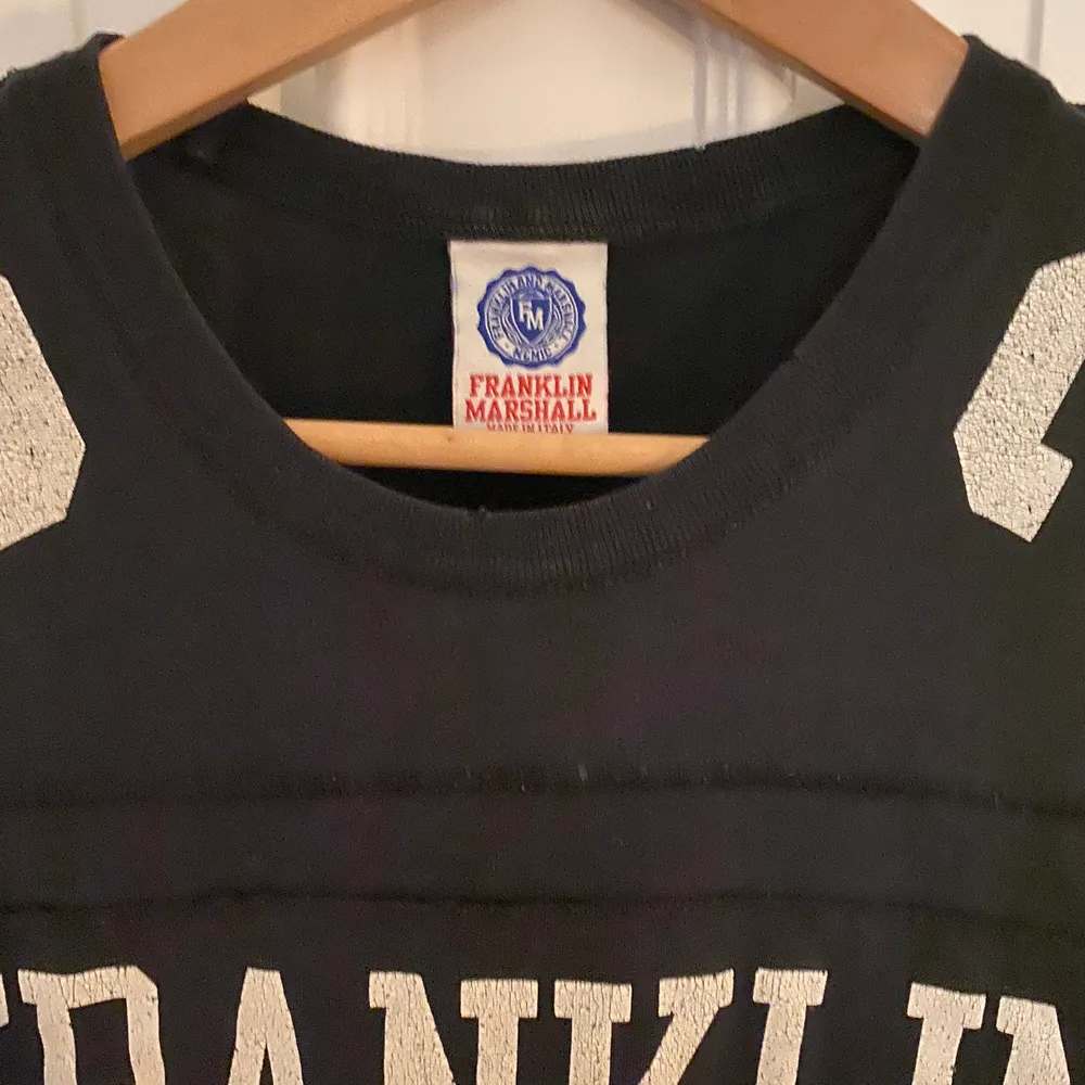 Vintage Franklin Marshall T-Shirt. I storlek M. Oversized i passform. . T-shirts.