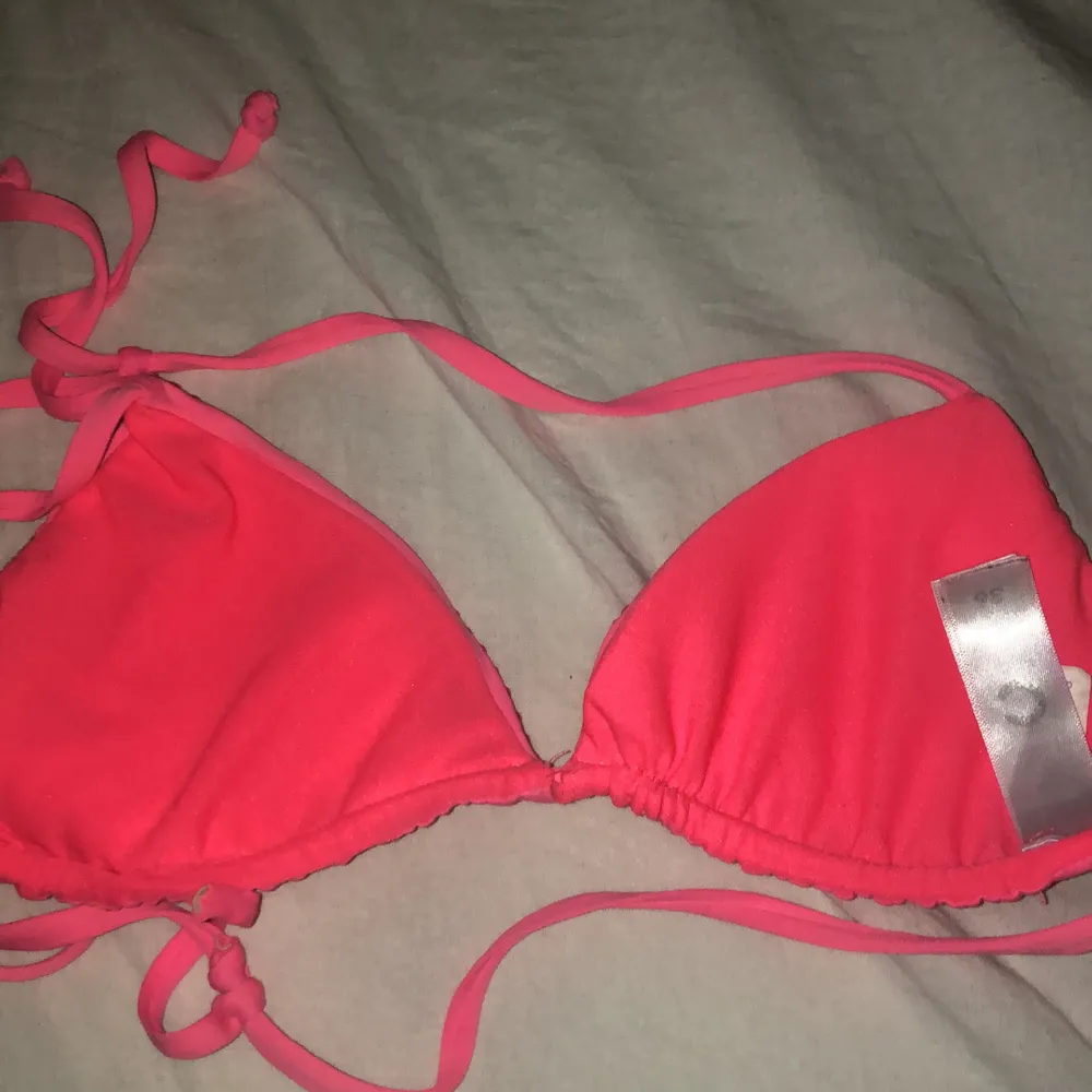 En fin rosa bikini med paljetter i bra skick! Köpt från Cubus och säljs på grund av fel storlek.. Övrigt.