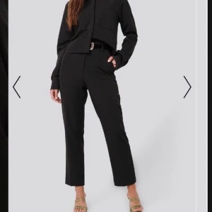 NAKD kostymbyxor  - Supersnygga kostymbyxor från NAKD. De är raka i modellen. De är i storlek 34 men de sitter som en 36. Endast använda en gång, men de är tyvärr för stora för mig. Därför är dom även i nyskick!! Nypris är 400kr.