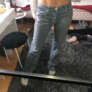 Silver byxor  - Från zara. De är lite urtvättade som man kan se på bilden men annars ingen stor skada.