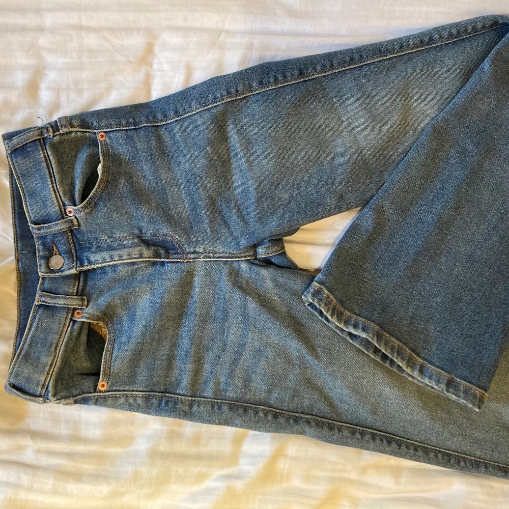 Högmidjade utvsvängda Dr.Denim jeans i fint skick. Köpta för 499kr, säljer för 150. Skriv för mer info. Jeans & Byxor.