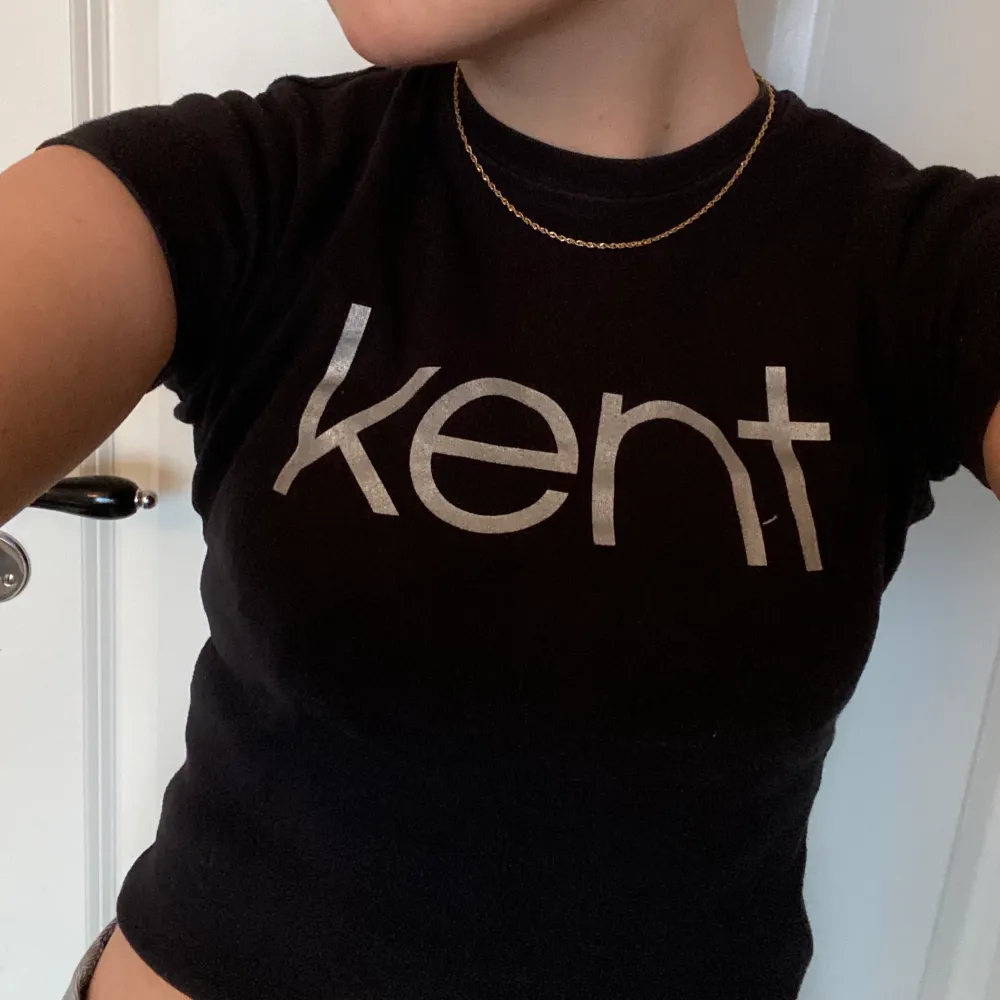 Snygg Kent-tisha med silvertext. Tight i modellen. T-shirts.