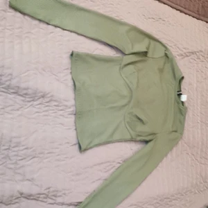 Tajt tröja hm storlek XS  - Den är väldigt fin använd några gånger men är i bra skick 