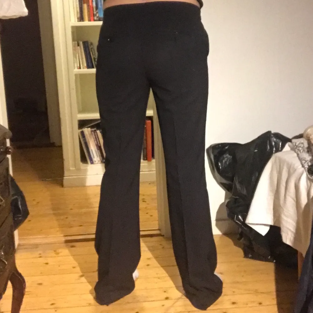 Fina randiga kostym byxor som sitter perfekt i längden för mig som är 175cm ! Köparen står för frakt!. Jeans & Byxor.