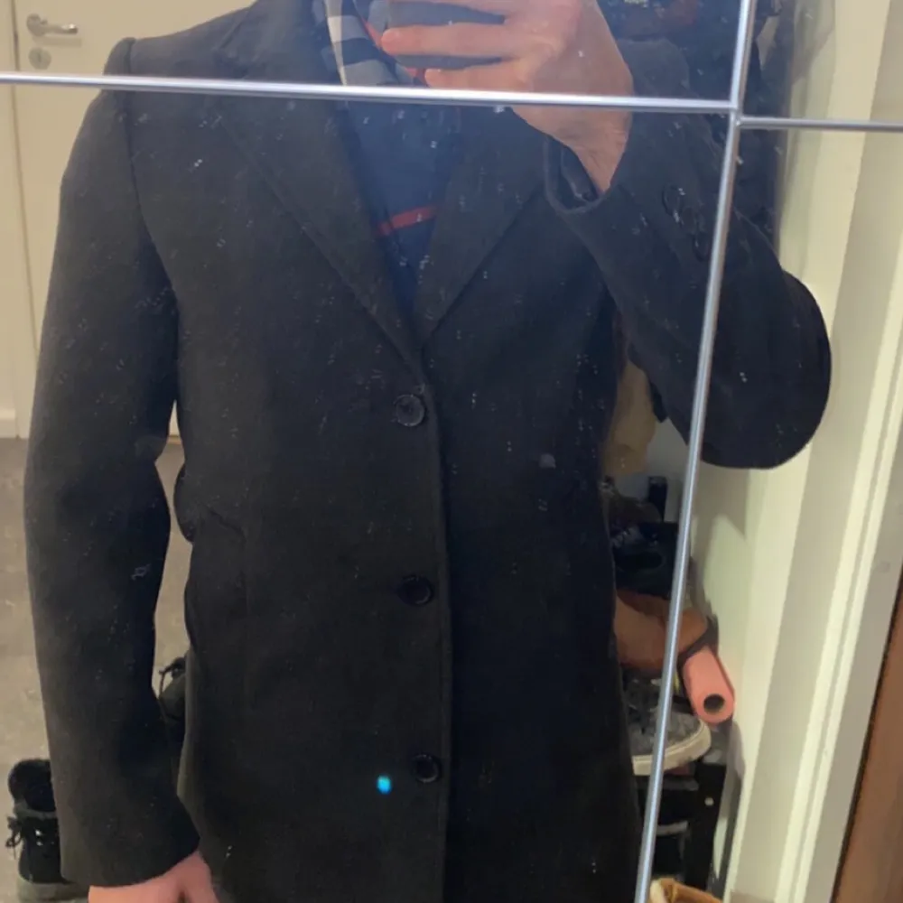 Good condition, i bought it but never used it, it fits really comfortably, fits the shoulders and all, i bought it a couple of months ago. 90 cm long, arms are 59 cm long, has 3 pockets, 2 on the outside and one inside, my man you gonna look sharp in this!!. Jackor.