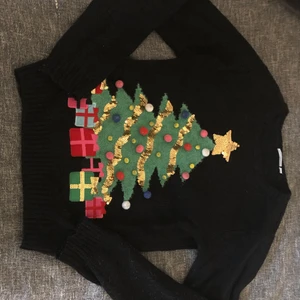 Stickad jul tröja - Stickad jul tröja med en gran som tryck