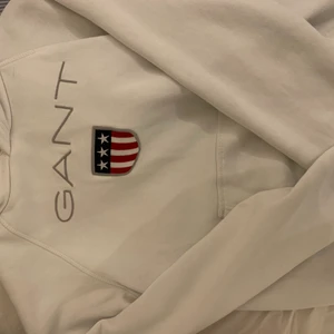 Ganthoodie  - Säljer min vita ganthoodie som jag fick i julklapp för ca 2 är sedan. Den var väl använd det första halvåret med har bara legat i garderoben sedan dess. Den är helt felfri! Det står ingen storlek men är själv en XS/S och sen passar mig perfekt! ✨