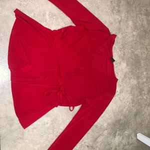 GINA TRICOT  - en super fin och stretchig röd blus från Gina Tritcot som passa nu för nyår och jul, dock hade den ett litet hål som jag fick sy bakifrån men man lägger inte märke till det. Den  är i strrlek S men skulle också säga att den passa som M. vid intresse kan jag skicka flera bilder där jag har på mej den. 🥰 KÖPAREN STÅR FÖr FRAKTEN 