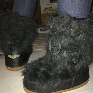 FURRY MOON BOOTS - Super snygga furry moon boots i bra skick! Buda i kommentarerna💕