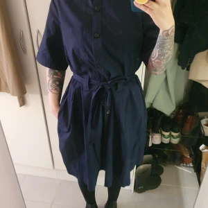 Skjortklänning  - Mörkblå skjortklänning från monki I storlek M. Kommer med ett skärp.