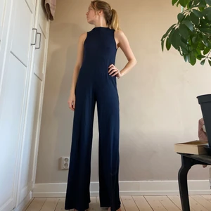 70tals Byxdress  - Säljer supersnygg byxdress från Zara, i mörkblå stretchtyg i strl S. Sitter skitsnyggt och har använt kanske en gång. Använder den aldrig så den förtjänar nytt liv :)  i skick som ny. Ska stängas hela vägen upp i ryggen men nådde inte att göra det själv på bilden som du ser. 