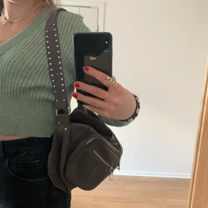 Noellaväska🤍 - Grå väska från Noella! Köpte förra året men har endast använt den fåtal gånger. Medföljer även ett längre band.