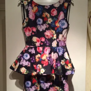  - En färgglad festklänning från Topshop. 
Den är i mycket gott skick. 