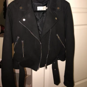  Biker Jacket - Säljer min fina vår/sommar jacka, har helt enkelt för många jackor. Inköpt för ett år sen, använd 3-4 gånger. Önskas mer bilder så kan jag skicka det. 
