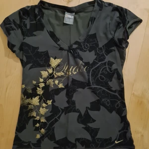 Nike träningströja - Nike träningströja. Som ny. Säljs pga ej kommit till användning. Strl S. 50kr
