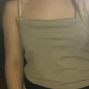 Ginatricot linne  - Ett linne i beige/ brun färgad som är från Ginatricot Storlek L. Använt några gånger och är i bra skick. Säljs för kommer inte  till användning 