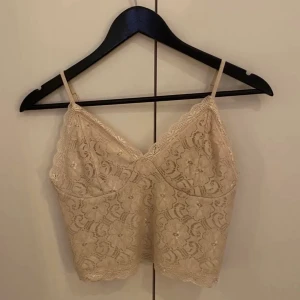 Spets topp - Säljer då jag knappt använt den💞