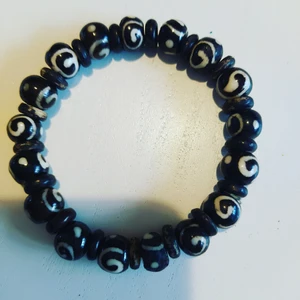 Armband svart/vitt - Köpt utomlands. Oanvänt. Frakt 11 kr. Samfraktar gärna!