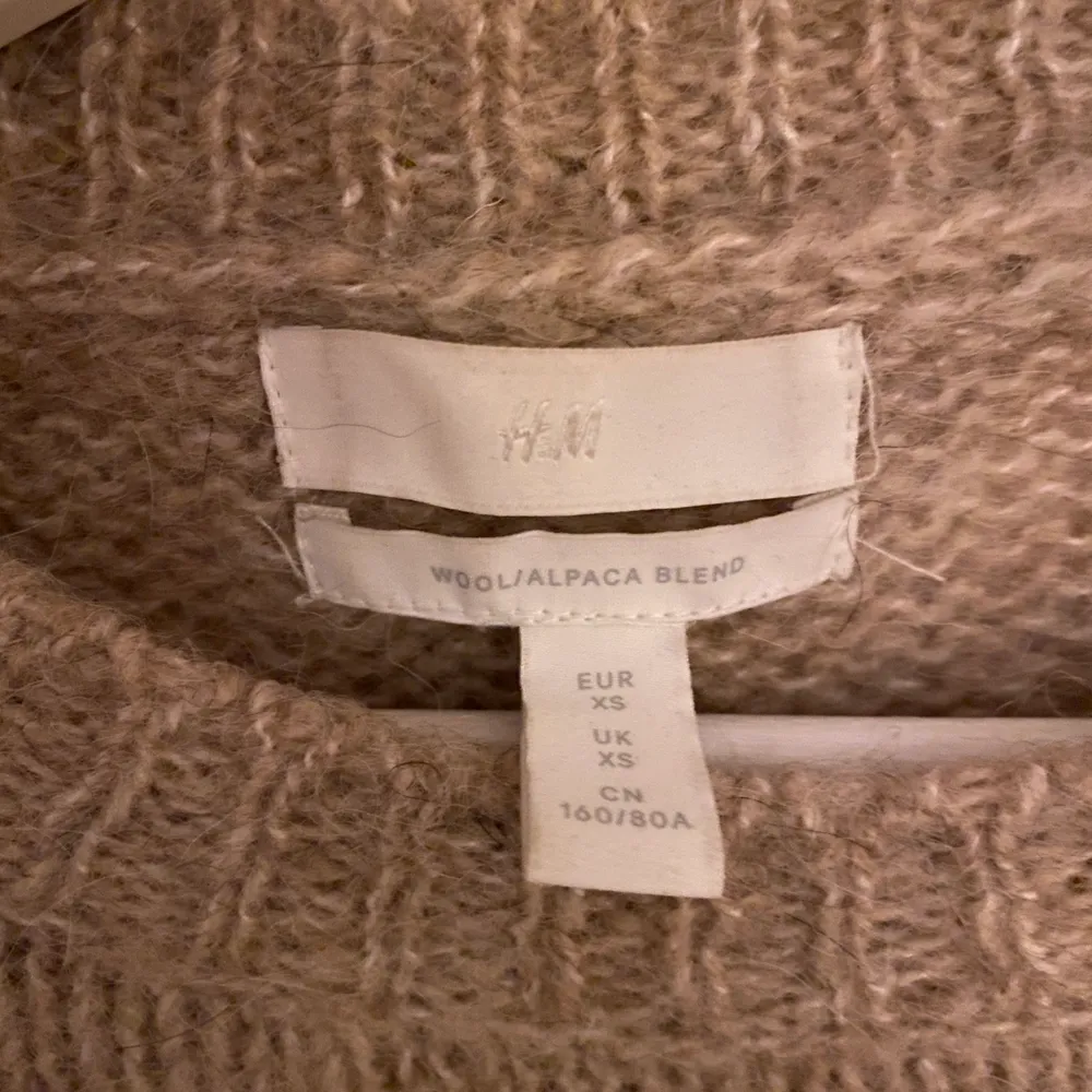 Säljer denna stickade tröjan från H&M i alpacka likande material i storlek XS. Den är därför lite stickig. I bra skick. Skicka till mig om fler bilder önskas 🤍. Stickat.
