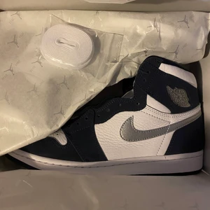 Air Jordan 1 High Midnight Navy - Air Jordan 1 High Midnight Navy i US 9,5 EU 43.                     Köpta på SNS säljer för 2400 + frakt eller 2400 meetup Stockholm