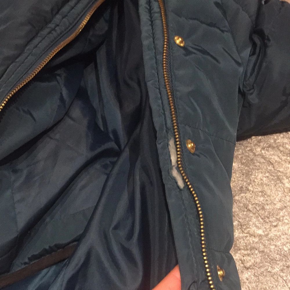Jacka med snygga detaljer, bland annat på armbågarna och vid halsen. Blixtlås och andra knappar är i guld. Färgen på jackan speglar inte riktigt bilderna, jag tycker den är grön, blå åt de mörkare hållet. Blixtlåsen har fastnat lite i jackan som man kan se på bild 3 men går att använda eller om man vill, enkelt laga. Köpare står för frakt eller så kan jag mötas upp i Lund. 150kr + frakt eller högre bud.. Jackor.