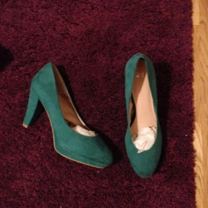  - Helt oanvända festskor från HM  Fraktkostnader tillkommer eller om vi möts upp någonstans i Sthlm 