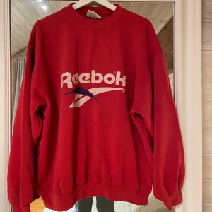 Vintage Reebok sweatshirt  - Super snygg vintage sweatshirt från Reebok. Sitter supersnyggt med en oversized fit. Köparen står för frakten -63kr 🥰🥰🥰 startpris eller högstbjudande