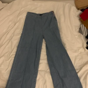 Jeans - Jeans med vida ben. Står storlek 38 men skulle nog säga 36. De går ner till anklarna på mig som är 172. Skriv bara om ni vill ha fler bilder! 