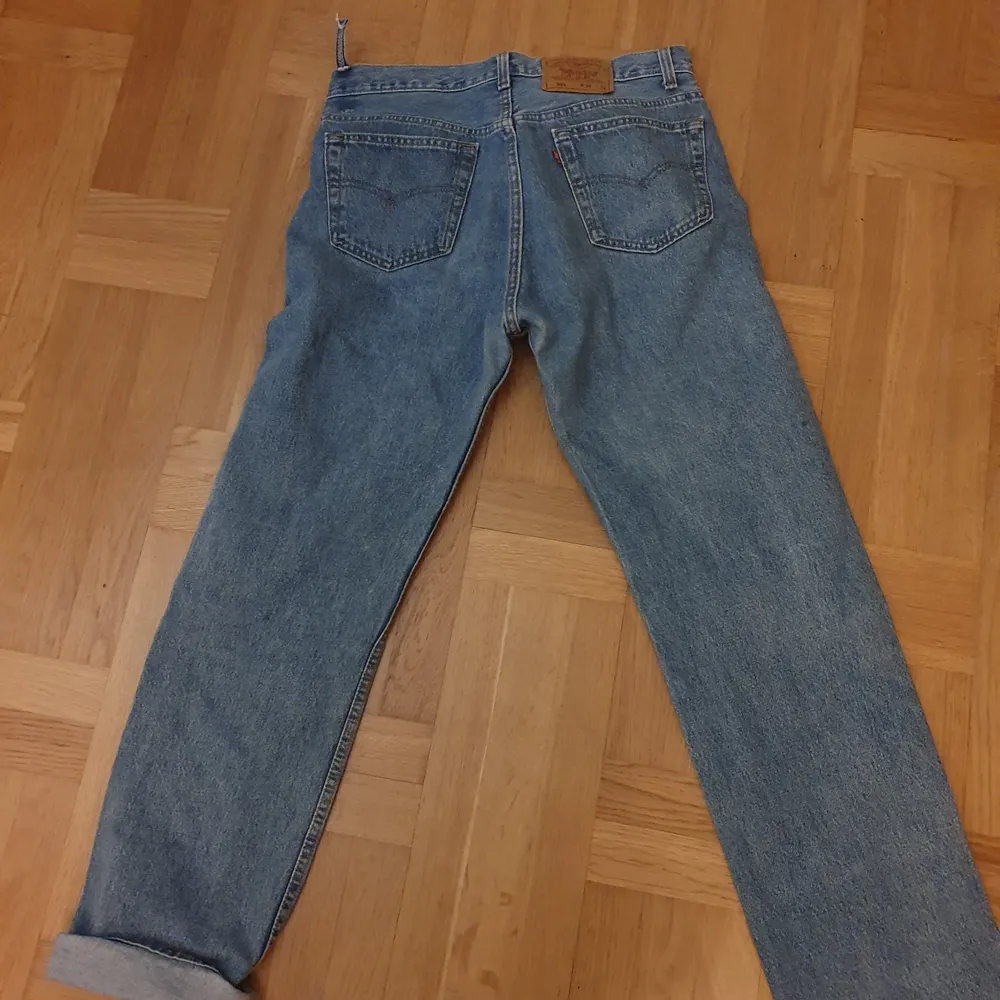 Vintage jeans med hög midja rak passform en hälla baktill har lossat . För den händige att sy tillbaka med några stygn bara. Storlek w34 l 32 märke levis . Jeans & Byxor.