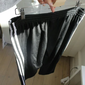 Adidas trackpants - Helt vanliga Adidasbyxor! 3 stripes!! Yes!