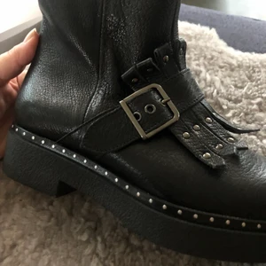 Ny, oanvänd Skinnkänga/boots - Säljer ett par helt nya kängor / boots i skinn. Många fina detaljer. Storlek 36 Nypris 1049kr, säljer de för 550kr, ev porto tillkommer. 